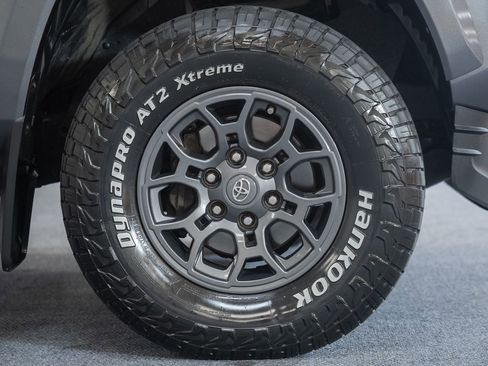 Used 2018 Toyota Tacoma SR5 AWD/4WD image 19
