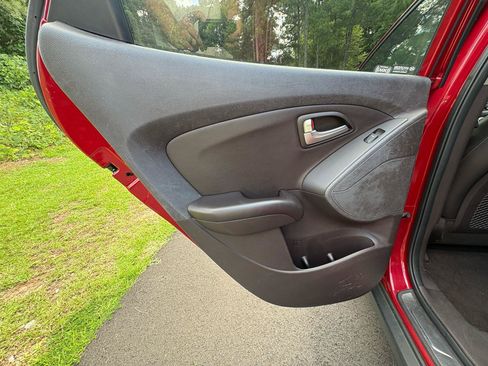 Used 2012 Hyundai Tucson Limited FWD image 11