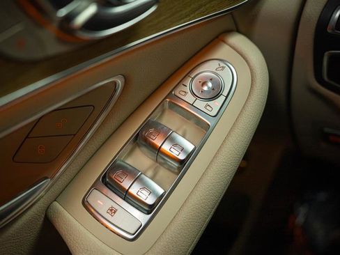 Used 2019 Mercedes-Benz GLC 300 4MATIC w/ Parking Assistance Package image 27