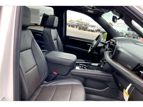 Used 2025 Chevrolet Suburban High Country AWD/4WD image 8