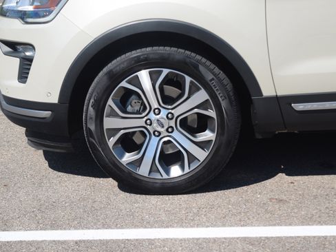 Used 2018 Ford Explorer Platinum image 31