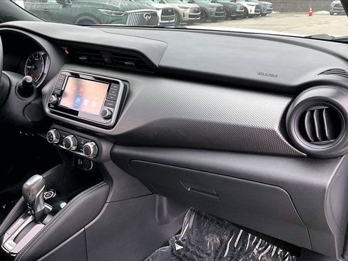 Used 2019 Nissan Kicks S image 24