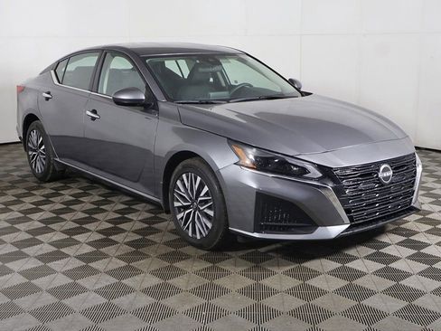 Used 2023 Nissan Altima 2.5 SV image 2