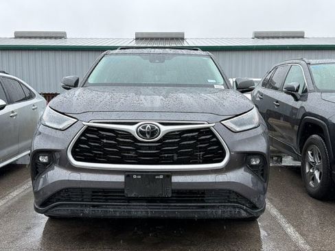 Used 2024 Toyota Highlander LE image 2