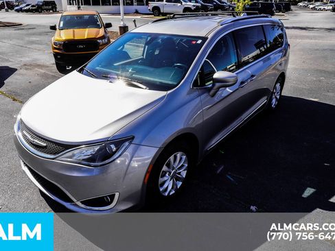 Used 2019 Chrysler Pacifica Touring-L image 19