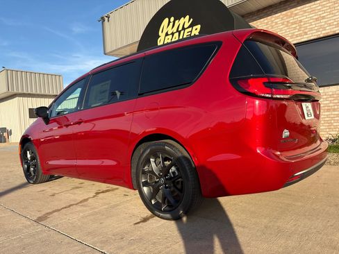 New 2026 Chrysler Pacifica Select w/ S Appearance Package image 11