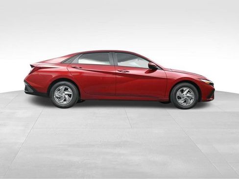 Used 2026 Hyundai Elantra SE FWD image 37