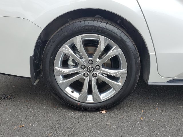 Used 2024 Toyota Sienna Platinum FWD image 5