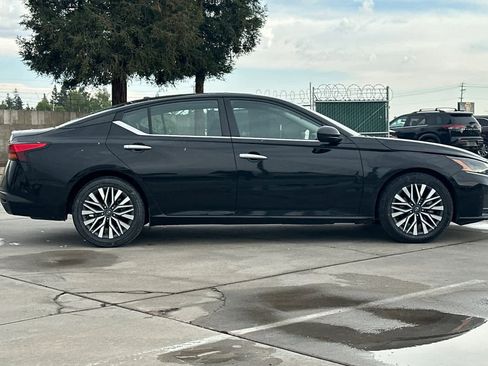 Used 2024 Nissan Altima 2.5 SV image 9