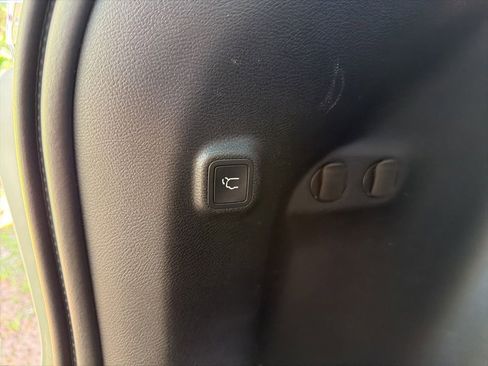 Used 2019 Jeep Cherokee Latitude Plus w/ Comfort/Convenience Group FWD image 10