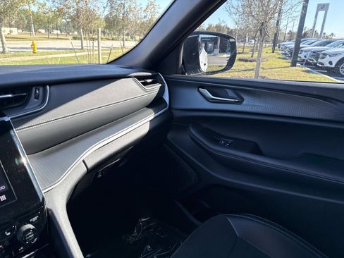 Used 2024 Jeep Grand Cherokee Altitude image 22