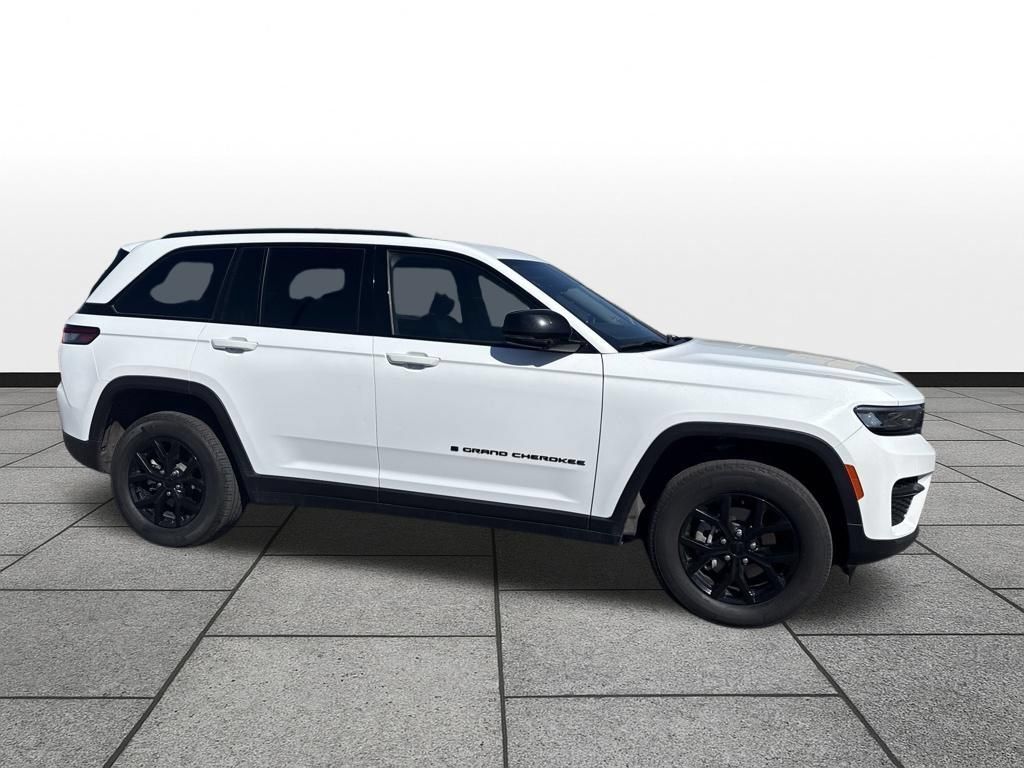 Used 2025 Jeep Grand Cherokee Altitude AWD/4WD image 4