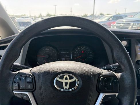 Used 2015 Toyota Sienna LE FWD image 11