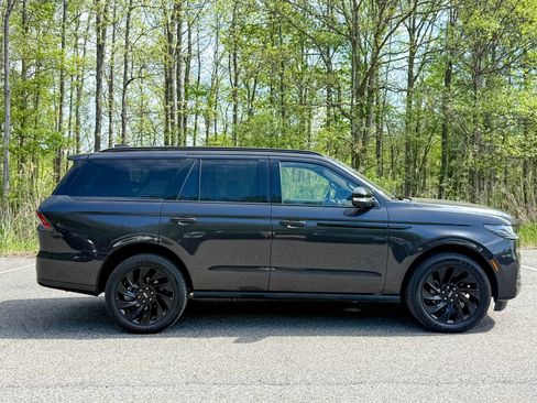 Used 2025 Lincoln Navigator Reserve w/ Jet Appearance Package AWD/4WD image 7