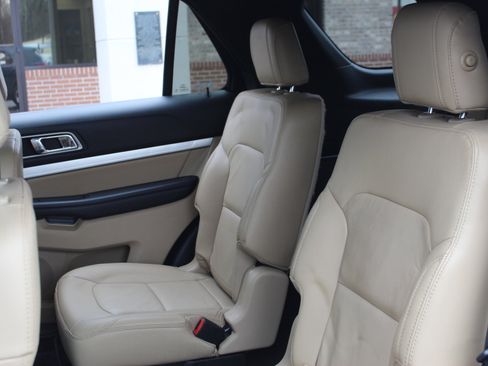 Used 2017 Ford Explorer XLT w/ Equipment Group 202A image 26