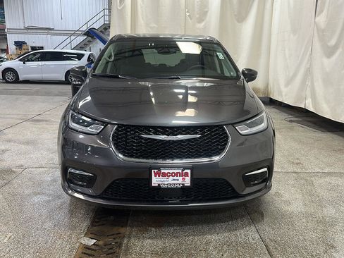 Used 2023 Chrysler Pacifica Touring-L image 8