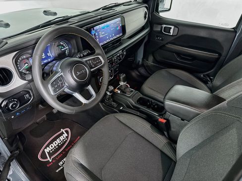 Used 2024 Jeep Wrangler Unlimited Sahara w/ Technology Group AWD/4WD image 8