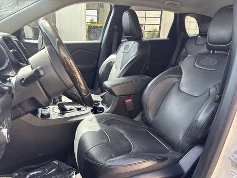Used 2019 Jeep Cherokee Overland w/ Technology Group AWD/4WD image 17