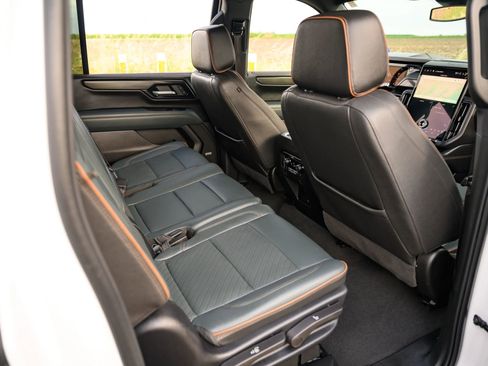 Used 2025 GMC Yukon XL AT4 AWD/4WD image 40