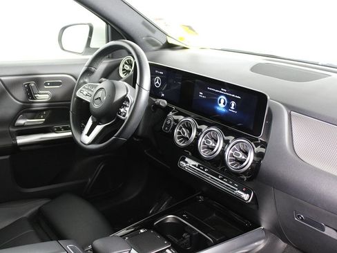 Used 2021 Mercedes-Benz GLA 250 4MATIC w/ Premium Package image 18