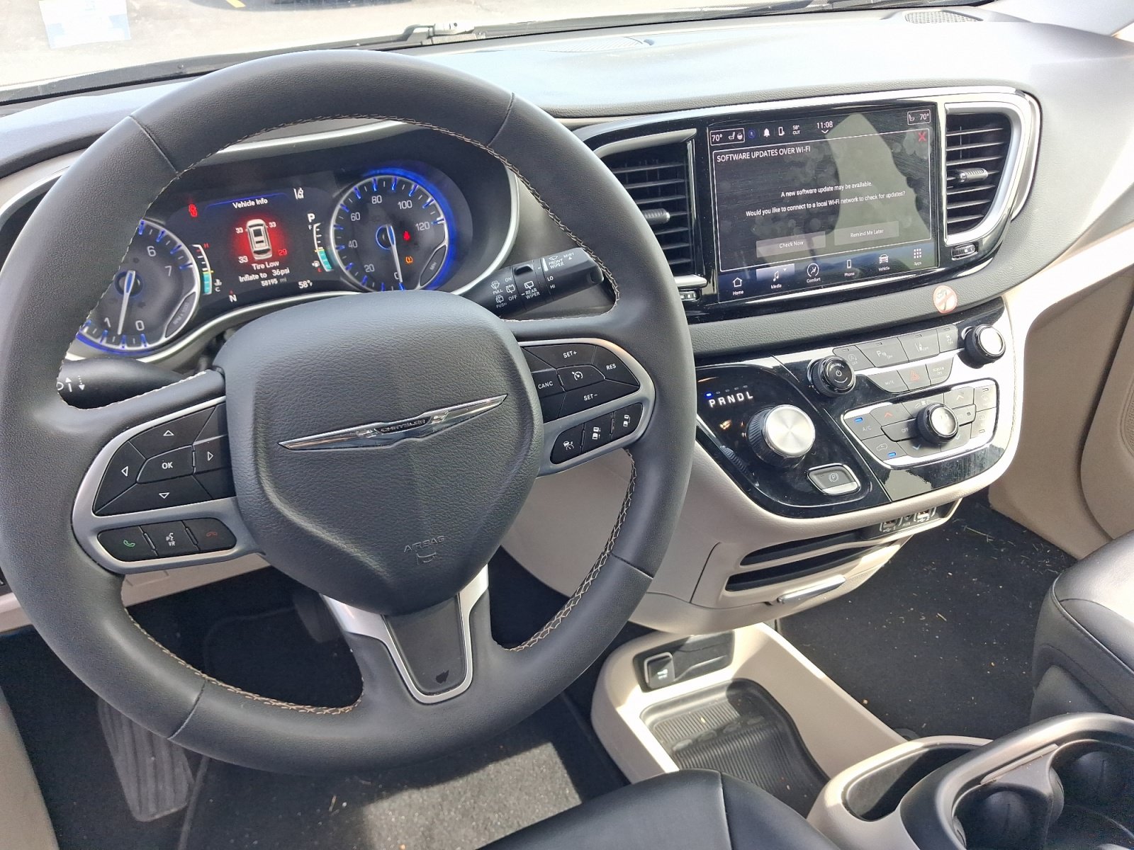 Used 2024 Chrysler Pacifica Touring-L FWD image 3