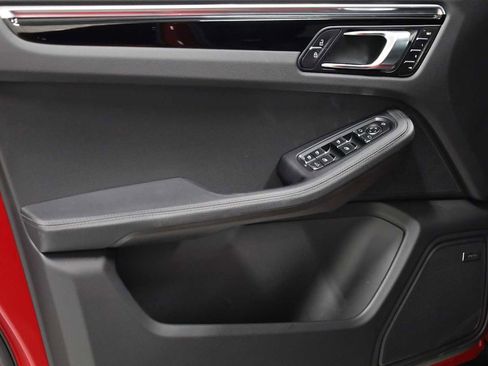 Certified 2025 Porsche Macan image 16