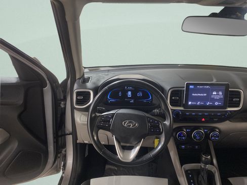 Used 2023 Hyundai Venue SEL image 17