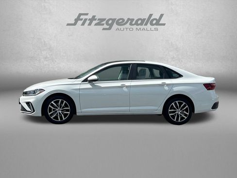 Used 2025 Volkswagen Jetta SE FWD image 5