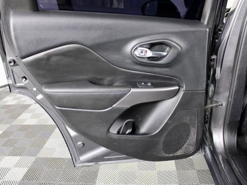 Used 2019 Jeep Cherokee Limited image 29