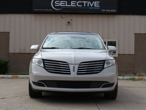 Used 2019 Lincoln MKT AWD image 2