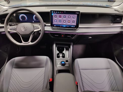 Used 2025 Volkswagen Tiguan SE image 17
