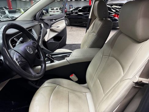 Used 2019 Buick Enclave Essence image 32