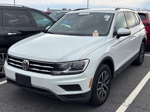 Used 2020 Volkswagen Tiguan SE w/ Panoramic Sunroof Package image 2