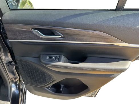 Used 2023 Jeep Grand Cherokee Limited image 29