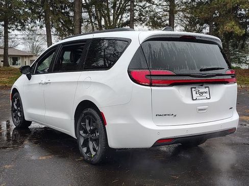 New 2026 Chrysler Pacifica Select image 9