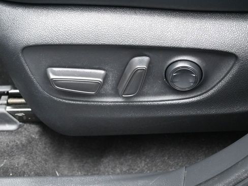 Used 2023 Toyota Highlander XLE AWD/4WD image 10