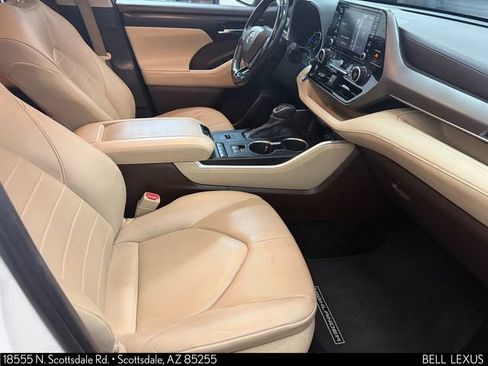 Used 2020 Toyota Highlander XLE FWD image 11