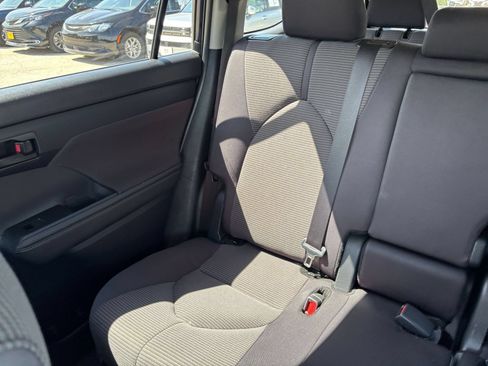 Used 2025 Toyota Highlander LE FWD image 41