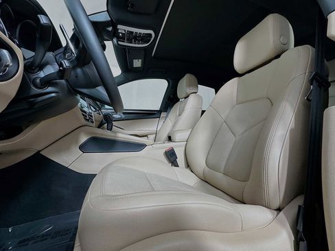 Certified 2025 Porsche Macan image 5