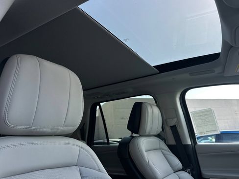 New 2026 Lincoln Navigator L Reserve AWD/4WD image 17