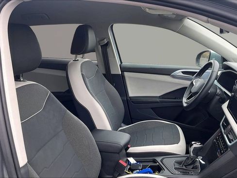 Used 2025 Volkswagen Taos SE FWD image 31