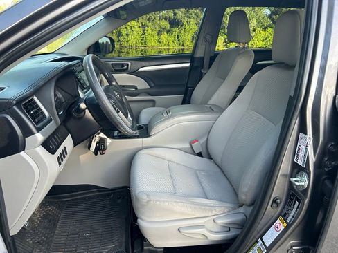 Used 2019 Toyota Highlander LE FWD image 16