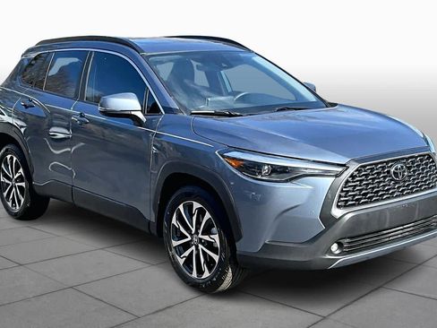 Used 2022 Toyota Corolla Cross XLE image 3