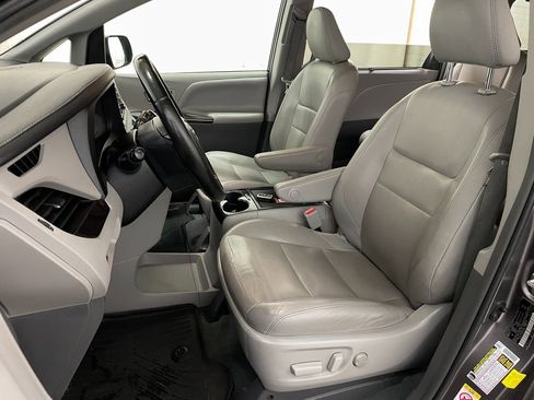 Used 2019 Toyota Sienna XLE image 26