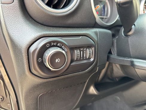 Used 2018 Jeep Wrangler Unlimited Sahara image 45