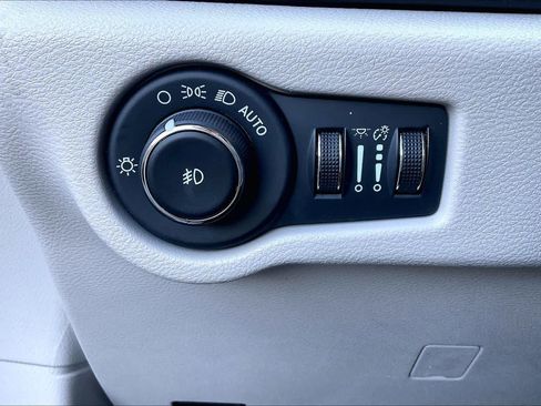 Used 2024 Chrysler Pacifica Touring-L image 32