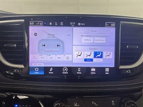 Used 2023 Chrysler Pacifica Touring-L FWD image 23