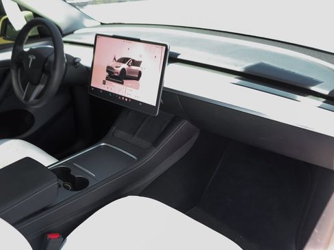 Used 2024 Tesla Model Y Performance AWD/4WD image 39