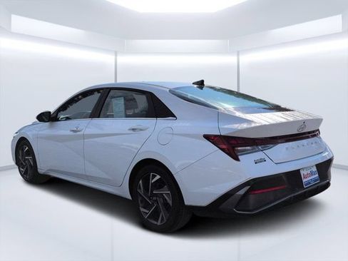 Used 2025 Hyundai Elantra SEL FWD image 5