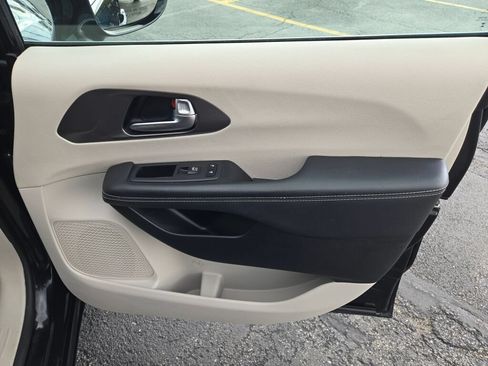 Certified 2024 Chrysler Pacifica Touring-L FWD image 7